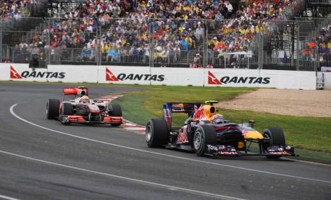 Mark Webber mens han var foran Hamilton
